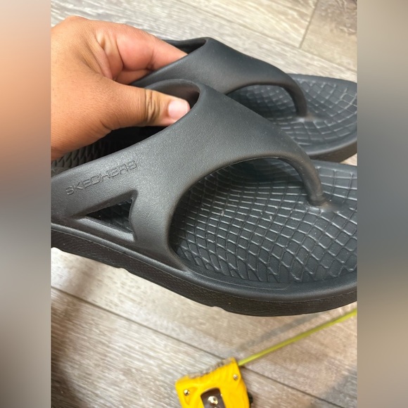 Skechers Men's Black Textured Flip Flops - Picture 10 of 10